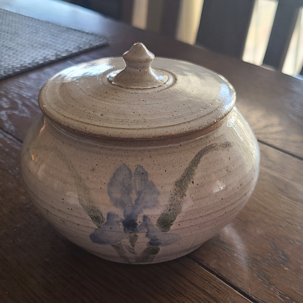 Studio pottery lidded sugar bowl with beautiful Iris design🐣